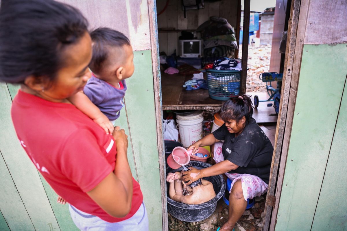 Aktivitas warga di rumah semi-permanen di Kampung Akuarium, Jakarta Utara, Selasa (7/11/2017). Kawasan yang dihuni sekitar 160 KK ini kembali jadi perbincangan setelah Gubernur Anies Baswedan merencanakan Kampung Akuarium sebagai proyek percontohan pertama pembangunan rumah berlapis di Jakarta.