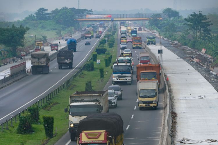 Pelebaran jalan di ruas tol Tangerang - Merak, Selasa (21/5/2019). Pekerjaan pelebaran jalan dimulai dari KM 39 hingga KM 51 dan dijadwalkan rampung pada September 2019 merupakan titia Irawan kemacetan saat mudik lebaran.