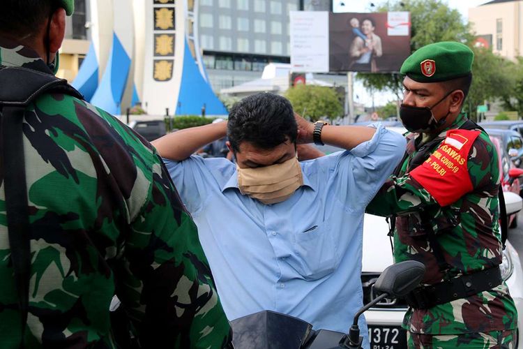 Petugas gabungan dari TNI, Polisi dan Satpol PP-WH melakukan razia masker di Bundaran Simpang Lima, Pusat Kota Banda Aceh, Kamis (25/6/2020). Razia masker ini ditingkatkan untuk menekan angka paparan Covid-19 di Aceh yang semakin meningkat dalam sepekan terakhir, dengan kenaikan jumlah pasien positif Covid-19 menjadi 66 orang, satu di antaranya warga negara asing (WNA).