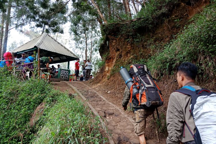 Suasana pendaki yang beristirahat di pos satu pendakian Gunung Semeru, Kabupaten Lumajang, Jawa Timur, pada Sabtu (7/4/2018).