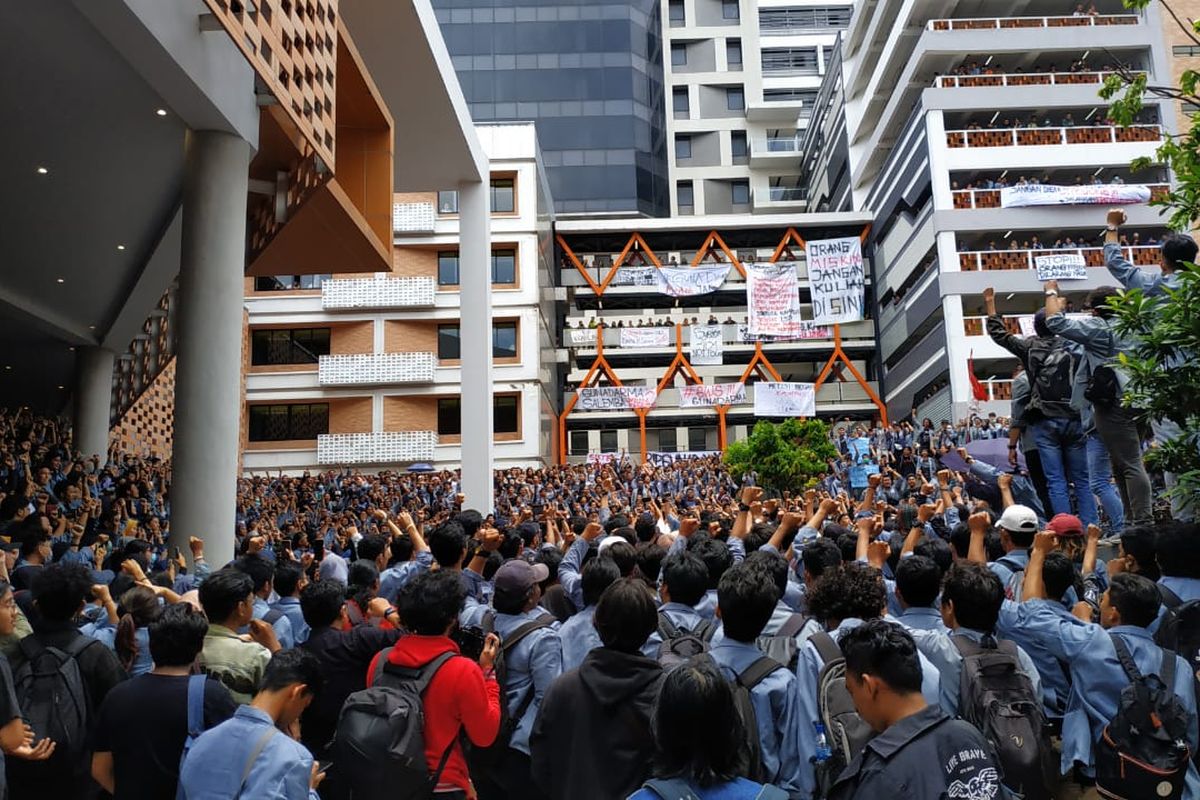Ratusan mahasiswa Universitas Gunadarma melancarkan aksi long march dalam rangka unjuk rasa, Senin (9/3/2020). Mereka berjalan kaki dari Kampus E di Kelapa Dua, Cimanggis, selama kurang lebih satu jam sebelum tiba di titik aksi Kampus D, Jalan Margonda Raya.