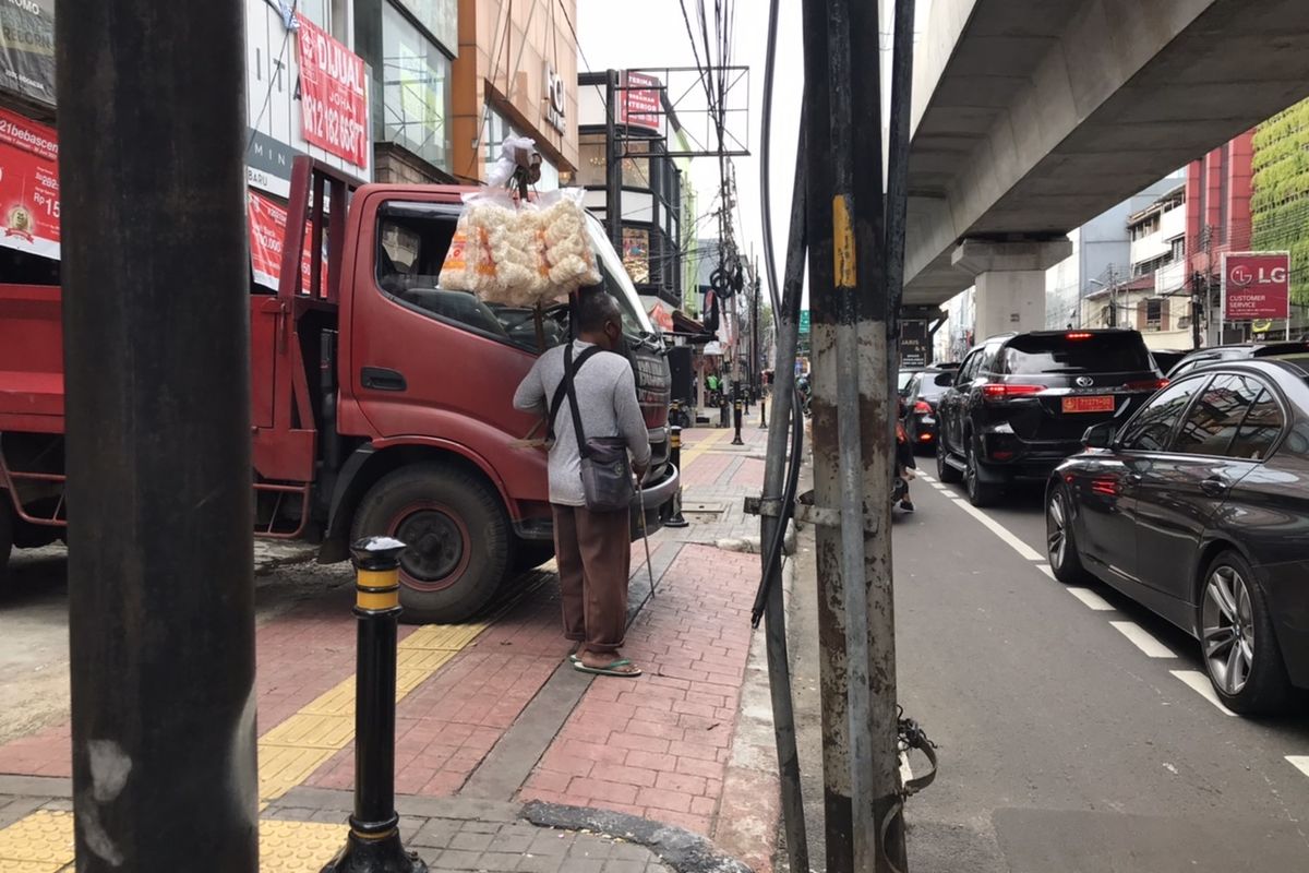 Ridwan (40), tunanetra penjual krupuk saat menabrak truk yang parkir hingga melewati jalur kuning khusus penyandang disabilitas di Jalan Panglima Polim, Pulo, Jakarta Selatan pada Jumat (26/2/2021) sore.