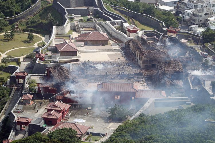 Foto udara menunjukkan Kastil Shuri di Naha, Prefektur Okinawa, Jepang, setelah kebakaran yang melalap bangunan berusia 500 tahun itu pada 31 Oktober 2019. Bangunan era Kerajaan Rykyu itu masuk dalam Warisan Dunia Unesco.