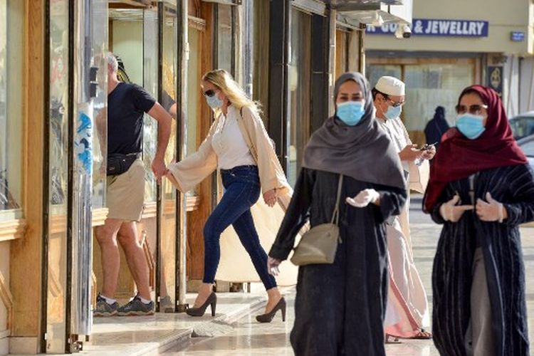 Pembeli berjalan melewati toko perhiasan di pasar emas Taiba di Riyadh, Arab Saudi, Senin (29/6/2020), setelah pihak berwenang mengumumkan kenaikan 10 persen dalam tarif PPN, menjadi 15 persen mulai pertama Juli. 
