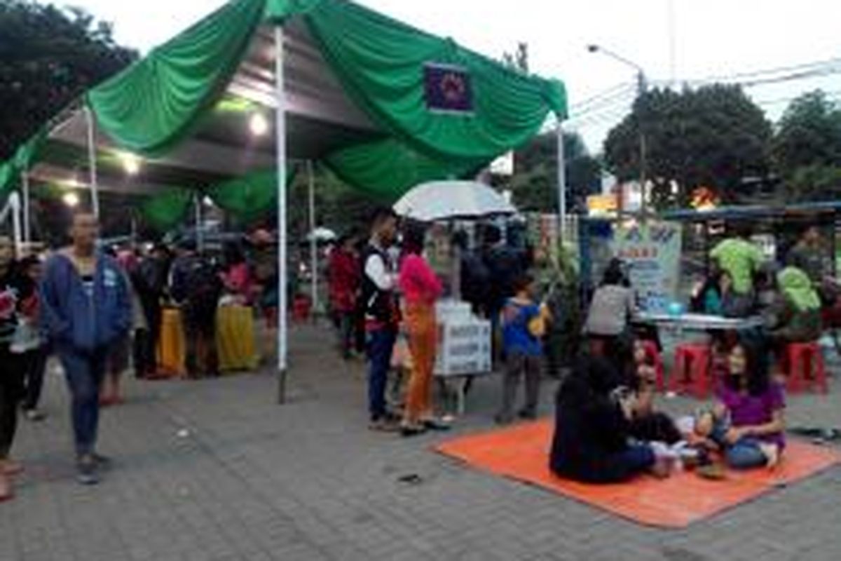 Warga Bekasi menunggu waktu berbuka puasa di Alun-alun Kota Bekasi, Senin (22/6/2015).