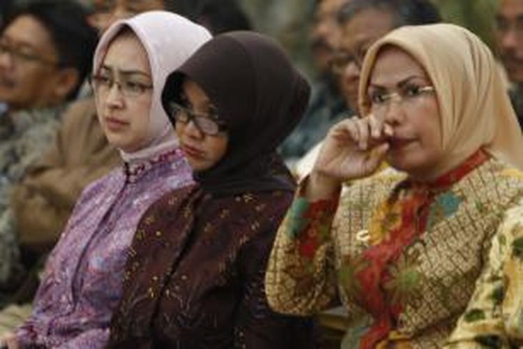 Wali Kota Tangerang Selatan, Airin Rachmi Diany (kerudung kiri), Wakil Bupati Serang, Ratu Tatu Chasanah (kerudung kanan) menghadiri forum komunikasi tindak lanjut hasil pemeriksaan Badan Pemeriksa Keuangan di Gedung BPK, Jakarta, Selasa (29/10/2013). Pertemuan yang dihadiri pimpinan Komisi Pemberantasan Korupsi, Kejaksaan Agung dan Kepolisian tersebut untuk memberi pengarahan kepada kepala daerah menjelang Pemilu 2014 yang rentan penyimpangan anggaran. KOMPAS/LUCKY PRANSISKA 