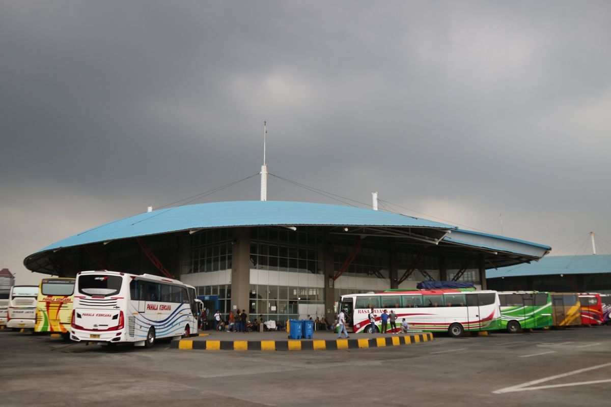 Tampak bus-bus yang tengah menunggu keberangkatan di Gedung C Terminal Terpadu Pulo Gebang, Jakarta Timur, Jumat (1/11/2019).