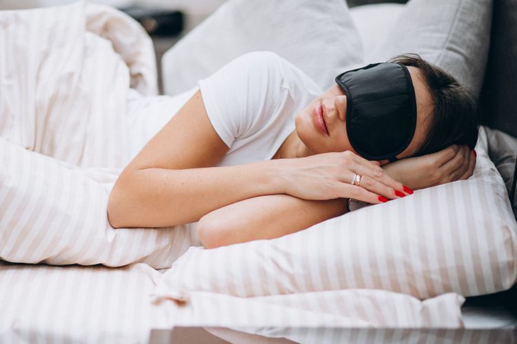 Tidur di kamar yang sejuk dan minim cahaya menjadi cara cepat tidur yang ampuh.