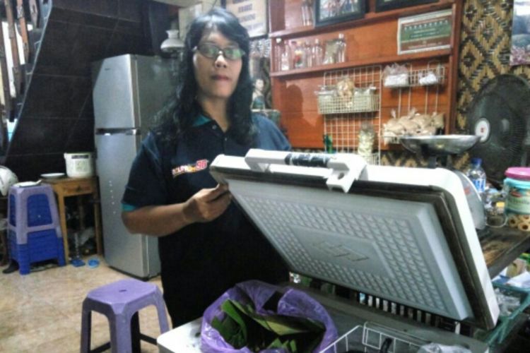 Tri Waryanti (47) pemilik Warung Makanan Mahluk Halus , Mbak WE saat menunjukan freezer penyimpanan di warungnya