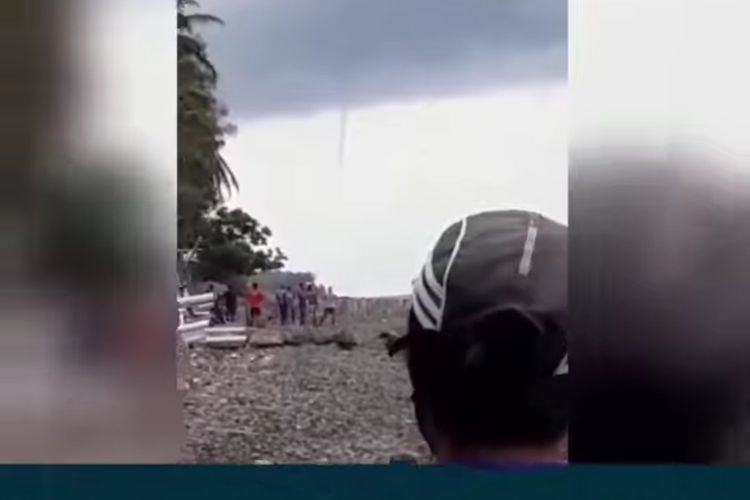 Tangkapan layar fenomena waterspout di Tejakula, Buleleng, Kamis (26/11/2020).