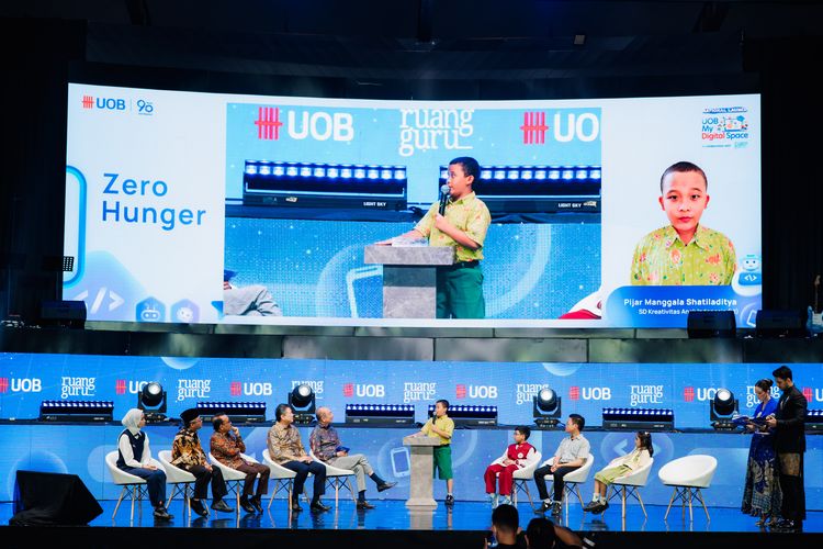 Melalui program UOB My Digital Space in partnership with Ruangguru, UOB menargetkan pemberian akses perangkat dan pembelajaran digital bagi 90.000 pelajar di 500 sekolah yang tersebar di 38 provinsi. 