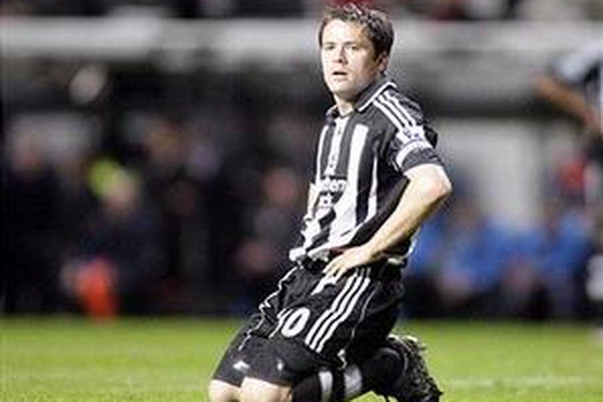Penyerang Newcastle United, Michael Owen gagal mencetak gol saat menjamu Portsmouth dalam lanjutan Premier League, Senin (26/4). Hasil imbang 0-0 membuat Newcastle belum bebas dari ancaman degradasi.