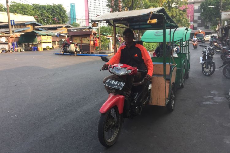 Mahmud, pengemudi odong-odong di Cempaka Putih, Jakarta Pusat, Jumat (25/10/2019).
