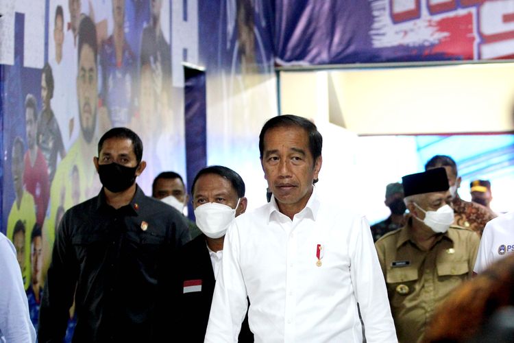 Presiden Joko Widodo seusai meninjau stadion tragedi yang terjadi pada pekan ke-11 Liga 1 2022-2023 seusai pertandingan bertajuk Derbi Jawa Timur, Arema FC melawan Persebaya Surabaya di Stadion Kanjuruhan Kepanjen, Kabupaten Malang, Rabu (5/10/2022) siang.