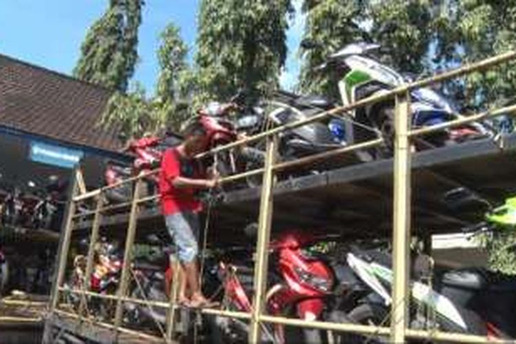 Motor gratis diangkut dengan dua Truk Khusus pengangkut sepeda motor tiba di Trenggalek (03/07/2016)