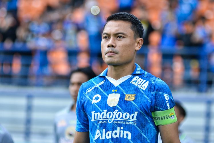 Gelandang lokal asli milik Persib Bandung Dedi Kusnandar ingin merawat peluang juara Liga 1 2023-2024. Persib tengah tampil di semifinal Championship Series melawan Bali United. 