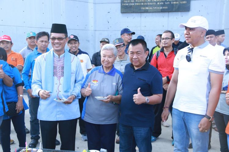 Walikota Palembang Harnojoyo bersama ketua PHRI Sumsel Herlan Asfiudin saat memperingati acara Hari pariwisata dunia, di kawasan Monpera Palembang, Kamis (27/9/2018).