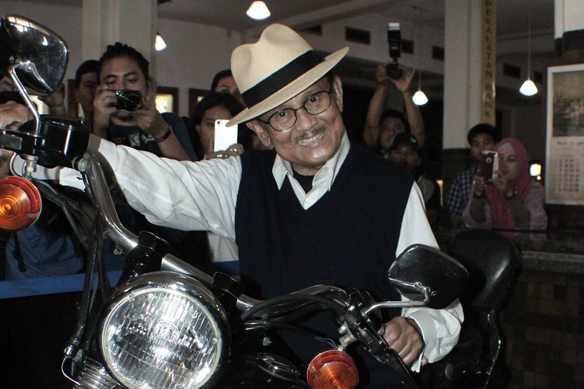 BJ Habibie merupakan penggemar otomotif. Dia mengoleksi puluhan mobil klasik dan beberapa sepeda motor besar. 