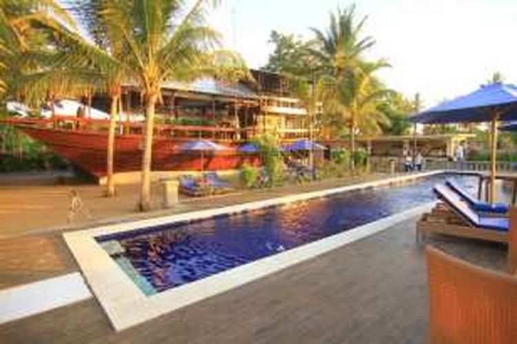 Restoran Atlantis Beachclub Plataran yang terbuat dari Kapal kayu yang karam di Kabupaten Manggarai Barat, Nusa Tenggara Timur (NTT).