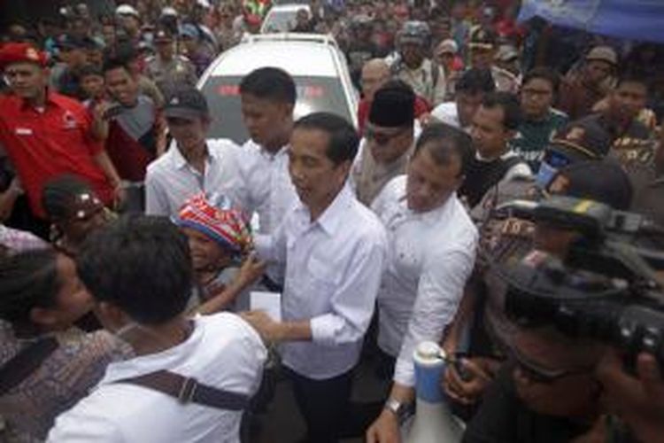 Calon presiden yang juga Gubernur DKI Jakarta Joko Widodo atau Jokowi menjadi juru kampanye di lapangan Papua Trade Center, Jayapura, Papua, Sabtu (5/4/2014). Jokowi juga menyempatkan diri untuk berkunjung ke pasar Yotefa di Abepura.