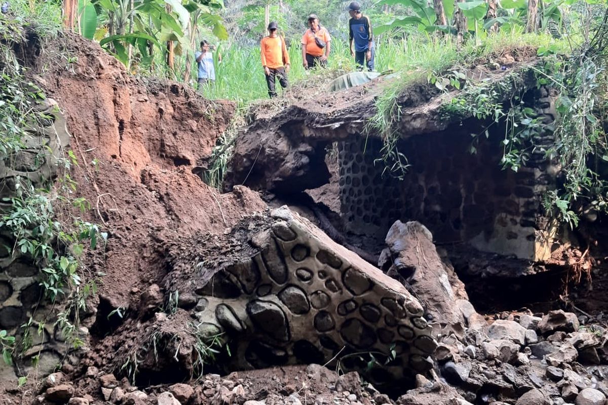 Jembatan penghubung Dusun Olo dengan Dusun Gebangan di Desa Patemon, Kecamatan Bungatan, Kabupaten Situbondo Provinsi Jawa Timur ambruk pada Jumat (17/1/2025).