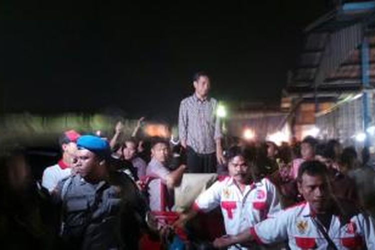 Calon presiden Joko Widodo saat blusukan di Pasar Induk Cibitung, Bekasi, Senin (16/6/2014). Jokowi blusukan menggunakan motor bergerobak yang biasa digunakan untuk mengangkut sayur.