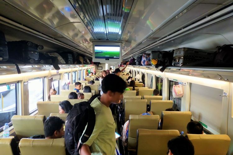 Seorang penumpang memasuki gerbong kereta api di Stasiun Blitar, Rabu (31/12/2025)