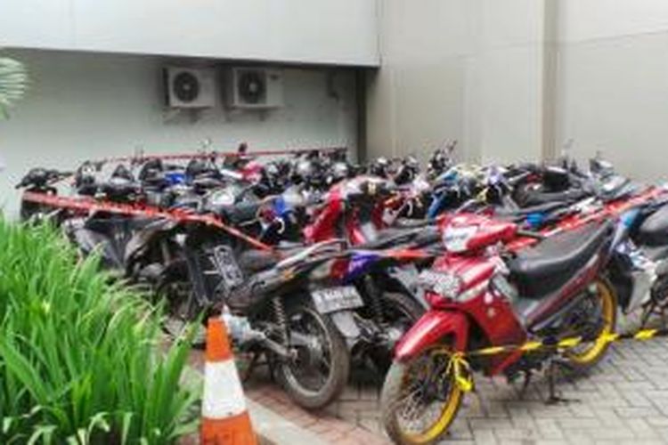 Sebanyak 31 motor sitaan Komisi Pemberantasan Korupsi diletakkan di halaman belakang Gedung KPK, Jakarta, Selasa (24/12/2013). Penyitaan motor ini terkait pencucian uang yang menjerat mantan Ketua Mahkamah Konstitusi Akil Mochtar. 