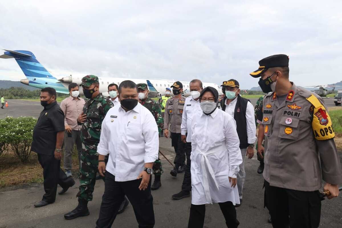 Menteri Sosial RI Tri Rismaharini tiba di Bandara Ferdinand Lumban Tobing, Kecamatan Pinang Sori, Tapanuli Tengah, Rabu (19/5/2021). Kunjungan Risma dalam rangka memberikan bantuan kepada keluarga ahli waris korban bencana longsor yang terjadi di area proyek pembangunan PLTA di Kecamatan Batang Toru, Tapanuli Selatan yang terjadi pada 29 April 2021, akibat kejadian itu sedikitnya 13 orang tewas.