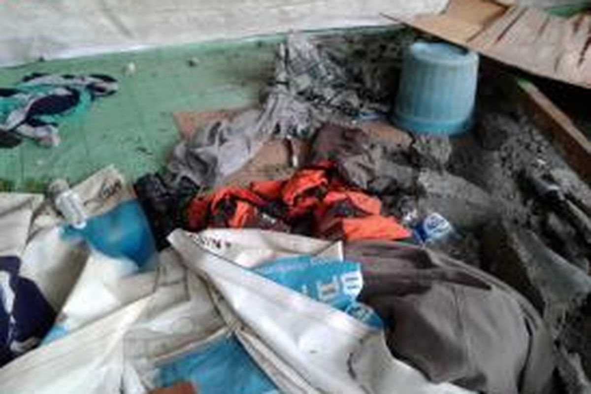 Seragam sebuah organisasi kemasyarakatan (ormas) yang ditemukan tergeletak di ruang penyiksaan seorang pedagang asongan di Jalan Jakarta-Tangerang, tak jauh dari pintu tol Kebon Jeruk II, Jakarta Barat, Senin (16/9/2013)
