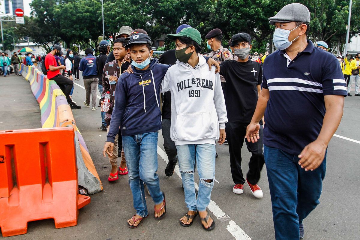Pelajar saat ditangkap polisi di Kawasan Patung Kuda, jalan M.H Thamrin, Jakarta Pusat, Selasa (20/10/2020)