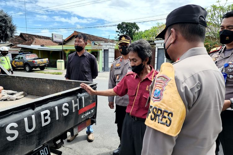 Kapolres Blitar Kota AKBP Argowiyono menyerahkan mobil pikap yang sempat dicuri kepada pemiliknya, Sumarno, di Kecamatan Srengat, Kabupaten Blitar, Rabu (6/4/2022)