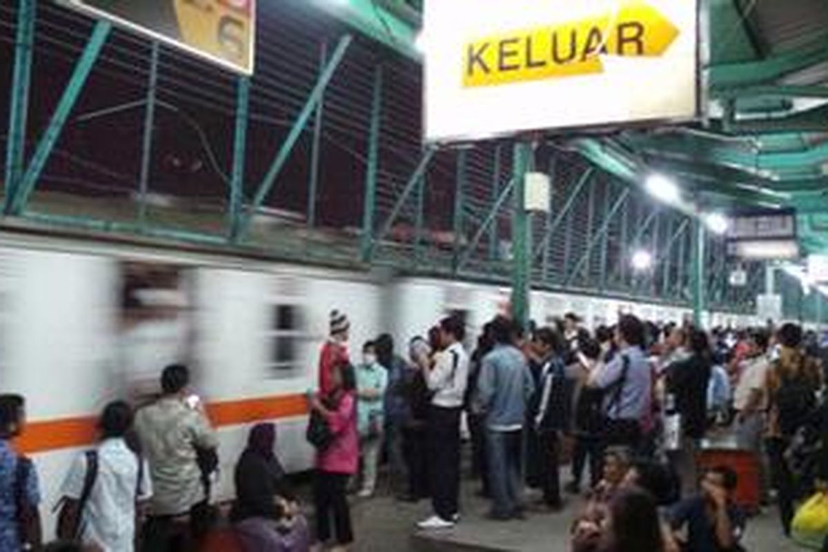 Sekitar seratus penumpang kereta api menumpuk di Stasiun Manggarai pada Jumat (12/4/2013) malam. Pembatalan jadwal keberangkatan yang diberitahukanmendadak menjadi penyebabnya.