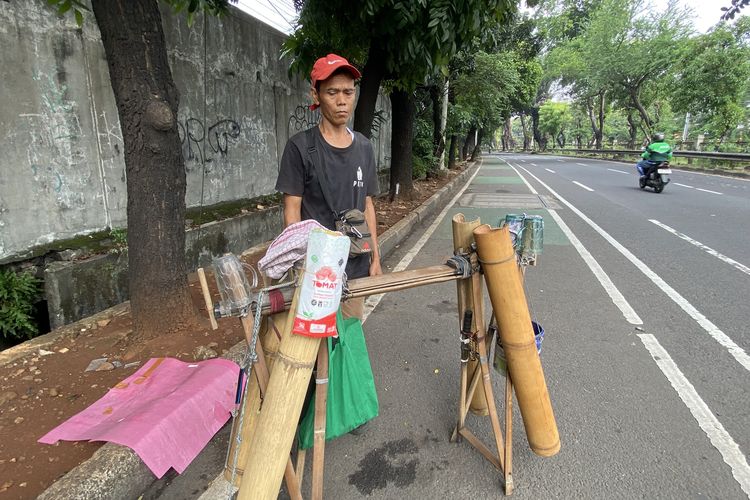 Pikul Beban 50 Kg Tiap Hari, Kisah Pedagang Air Nira Keliling yang Kian Langka di Jakarta