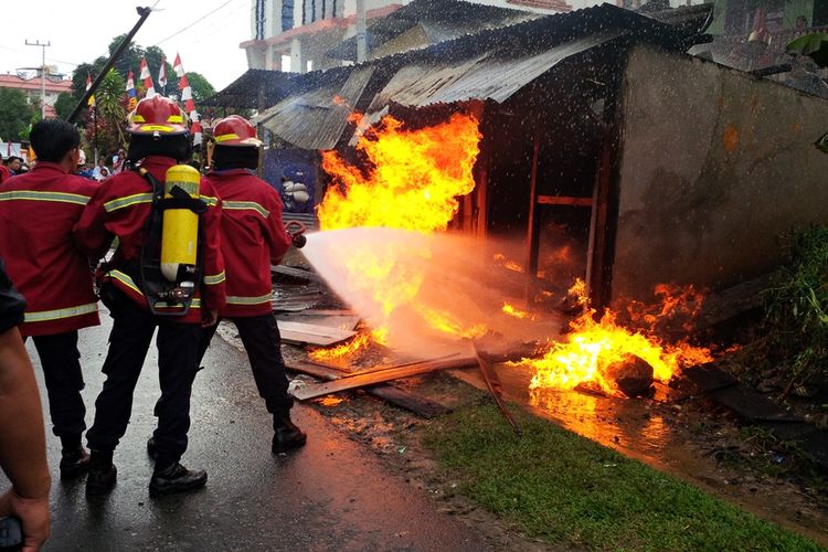 Kios bensin yang berada di Jalan Sutanto, Kabupaten Nunukan ludes terbakar Sabtu pagi (19/8/2017). 