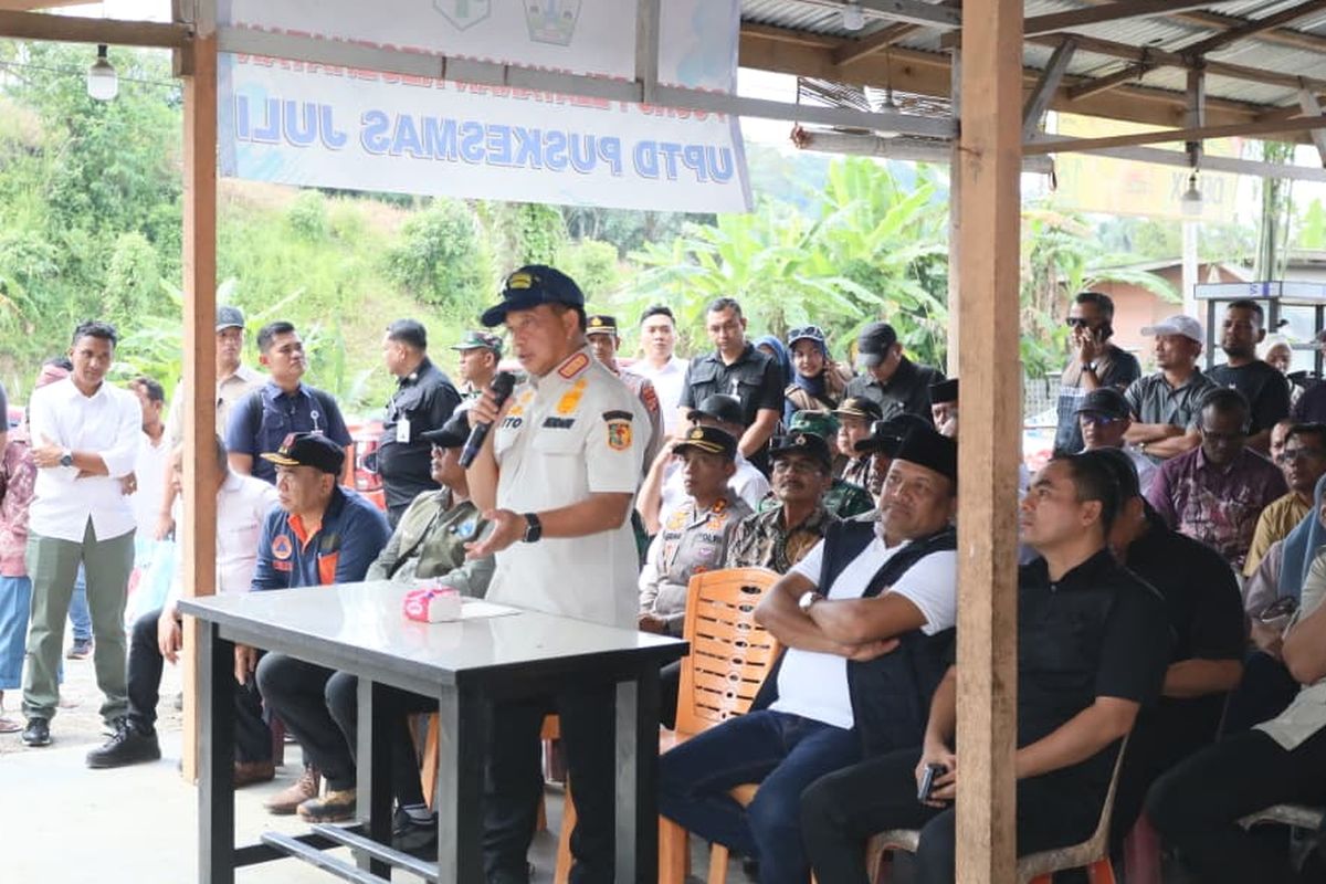 Ketua Satuan Tugas (Kasatgas) Percepatan Rehabilitasi dan Rekonstruksi (PRR) Pascabencana Sumatera Muhammad Tito Karnavian saat meninjau Posko Pengungsian Balee Panah, Kabupaten Bireuen, Aceh, Sabtu (21/2/2026).