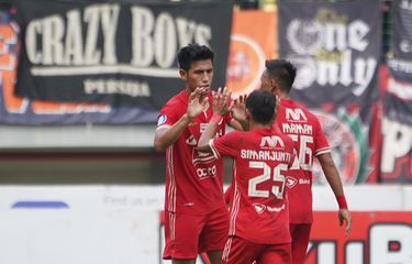 Pemain Persija Jakarta Hanif Sjahbandi tos denken Riko Simanjuntak seusai menjebol gawang Barito Putera saat pertandingan pekan ke-26 Liga 1 2022-2023 yang berakhir dengan skor 2-1 di Stadion Patriot Candrabhaga Bekasi, Rabu (22/2/2023) sore. Terkini, Persija Jakarta akan melawan Madura United dalam lanjutan pekan ke-27 Liga 1 2022-2023. Artikel ini berisi link live streaming Madura United vs Persija Jakarta yang digelar di Stadion Gelora Madura Ratu Pamelingan pada Minggu (26/2/2023).