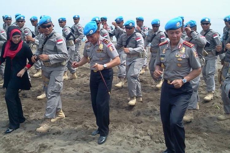 Kapolri Jenderal Sutarman bergoyang bersama 140 pasukan Satgas FPU (Formed Police Unit) Indonesia VI, Selasa (5/11/2013). Pasukan ini nantinya akan berafiliasi dengan United Nations Hybrid Operation in Darfur (UNAMID) untuk bertugas di Darfur, Sudan.