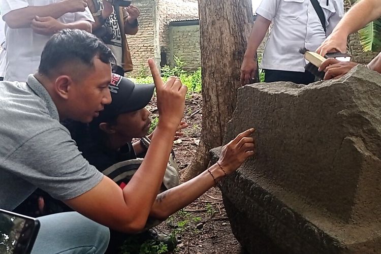 Badan Riset dan Inovasi Nasional BRIN, memastikan jika batu bertuliskan jawa kuno yang ditemukan warga dikebun jati di Desa Taji, Kecamatan Karas, Kabupaten Magetan, merupakan sebuah prasasti. Terdapat 2 baris tulisan jawa kuno yang terdapat di 2 sisi batu andesit yang memiliki bentuk bagian atas setengah lingkaran dengan bagian tengah berbentuk kotak persegi tersebut.