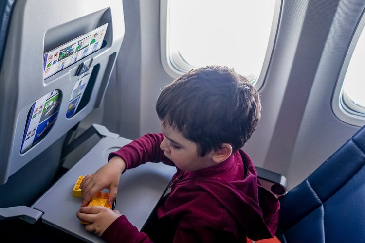 Ilustrasi anak salah naik pesawat sendirian [Pexels/Oleksandr P].
