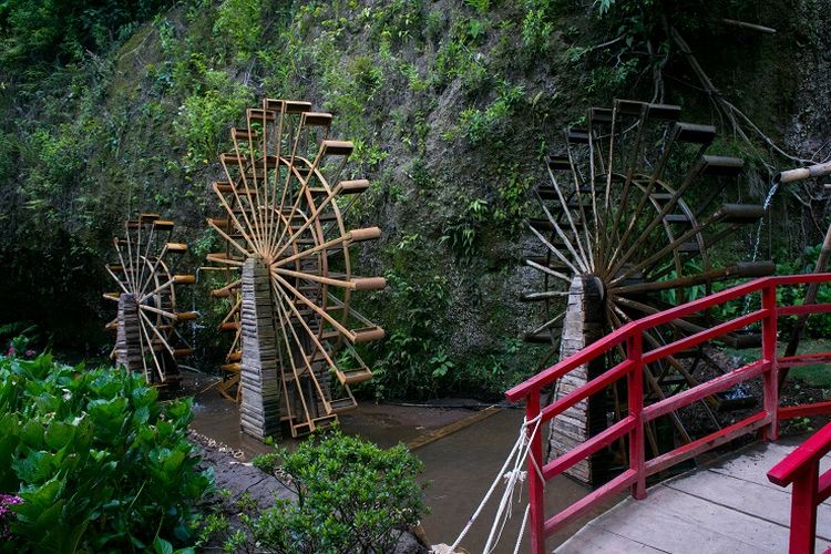 Empat alat pengambil air khas Jepang yang dapat dilihat di area Jepang dekat Gerbang Torii, Great Asia Afrika, Bandung, Jumat (17/1/2020).