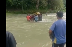 Beredar Video Warga Gotong Keranda Jenazah Arungi Sungai Deras, Ini Penjelasan Pemkab Pidie