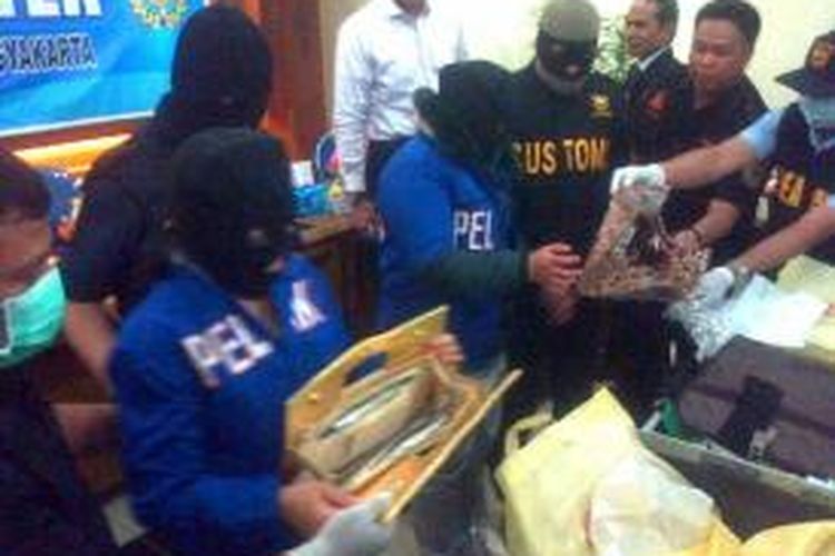 Petugas Bea Cukai di Bandara Adisucipto menggagalkan upaya penyelundupan narkoba jenis crystal meth seberat 4 kilogram yang senilai Rp 8 miliar, Senin (29/12/2014)
