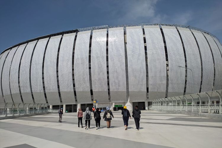 Pola garis yang sejajar dengan arah kiblat di jembatan akses masuk utama Jakarta Internasional Stadium (JIS), Jakarta Utara, Minggu (13/3/2022).