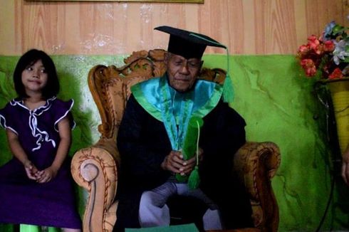 Kisah Kakek Diwisuda pada Usia 85 Tahun, Murid Saat di SMP Jadi Dosen di Kelas hingga Raih IPK 3,5