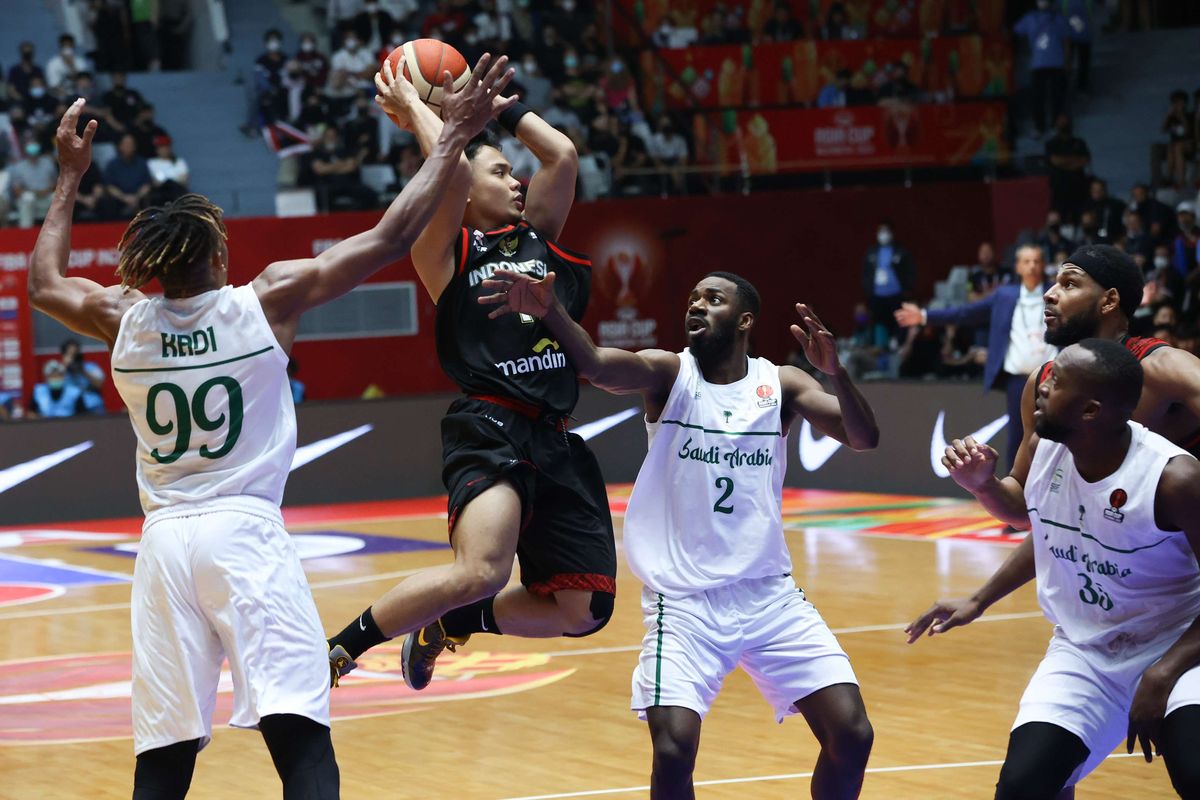 Aksi pemain timnas basket Indonesia, Yudha Saputera saat laga melawan Arab Saudi dalam FIBA Asia Cup 2022 di Istora Senayan Jakarta, Selasa (12/7/2022).  Timnas basket Indonesia menang telak 80-54 atas Arab Saudi pada laga pertama Grup A FIBA Asia Cup 2022.