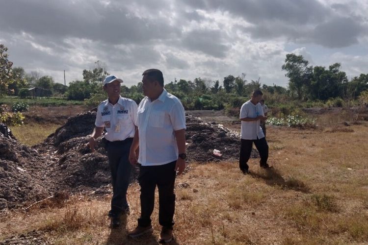 Wakil Bupati Bantul Joko B. Purnomo, dan Panewu Sanden Deni Ngajis Hartono (pakai topi) saat melihat kondisi tumpukan kompos dan sampah di Kapanewon Sanden. Rabu (3/7/2024)