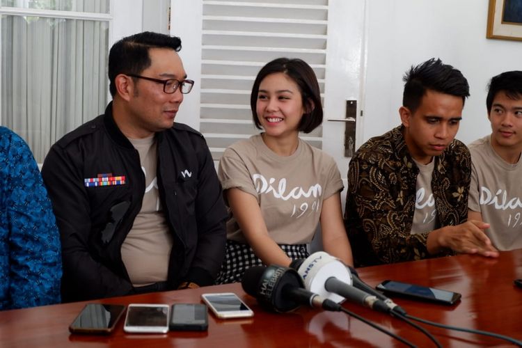 Vanesha Prescilla, pemeran Milea dalam Film Dilan 1991 bersama Gubernur Jawa Barat Ridwan Kamil saat konferensi pers di Gedung Pakuan Bandung, Minggu (10/2/2019).