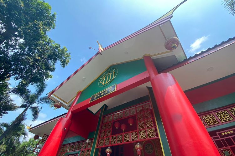 Lampion dan tulisan China Masjid Cheng Ho Pandaan, Pasuruan, Jawa Timur. 