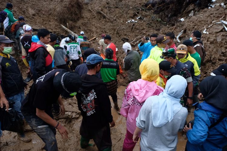 Suasana pencarian korban longsor di Pasar Sapaya, Kekurahan Sapaya, Kecamatan Bungaya, Kabupaten Gowa, Sulawesi Selatan pada Jumat, (25/1/2019).